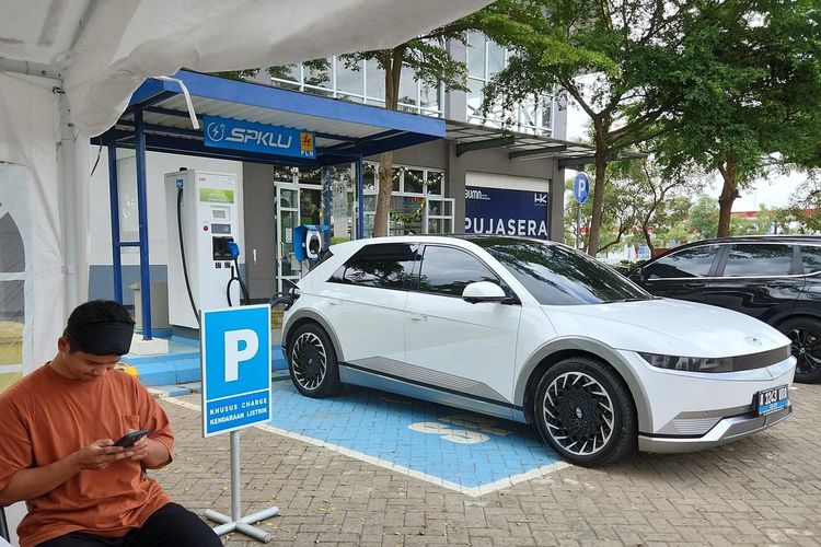 mobil listrik, SPKLU, cas mobil listrik, mengecas mobil listrik, Pahami Etika dan Aturan Tak Tertulis Saat Cas Mobil Listrik di SPKLU