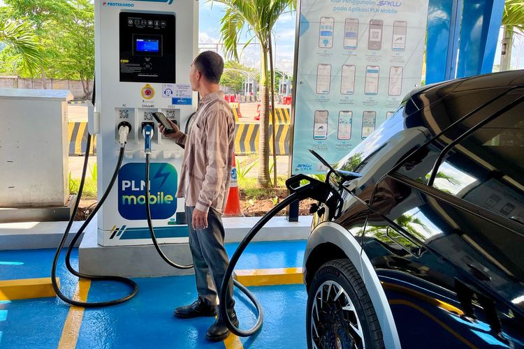 mobil listrik, SPKLU, cas mobil listrik, mengecas mobil listrik, Pahami Etika dan Aturan Tak Tertulis Saat Cas Mobil Listrik di SPKLU