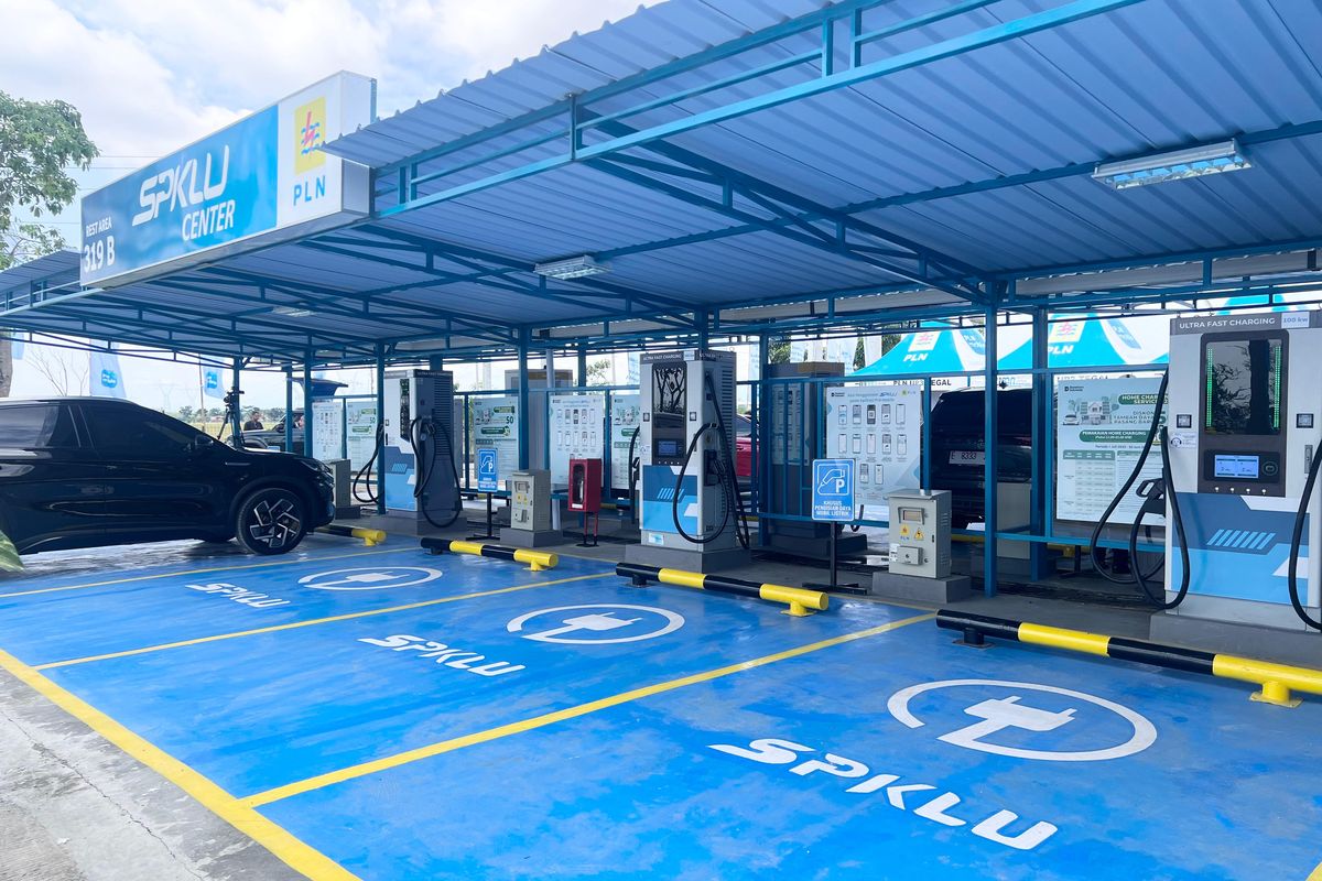 mobil listrik, SPKLU, cas mobil listrik, mengecas mobil listrik, Pahami Etika dan Aturan Tak Tertulis Saat Cas Mobil Listrik di SPKLU