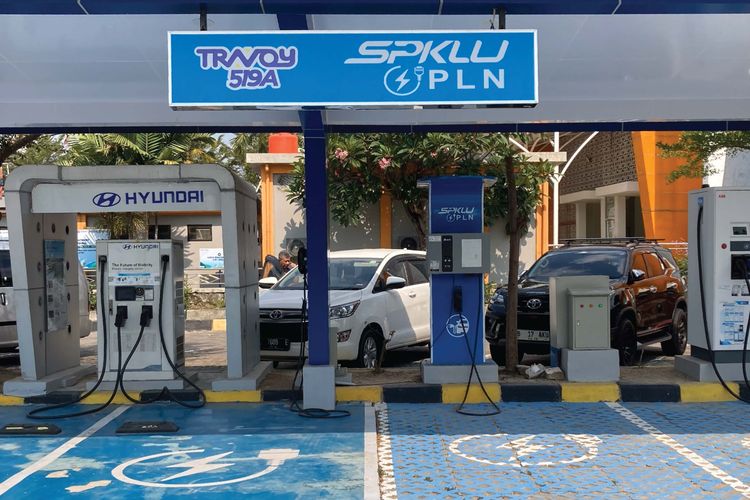 mobil listrik, SPKLU, cas mobil listrik, mengecas mobil listrik, Pahami Etika dan Aturan Tak Tertulis Saat Cas Mobil Listrik di SPKLU
