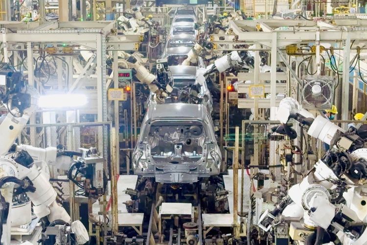 ekspor mobil, Tantangan Ekonomi, Produksi Daihatsu, Penurunan pasar otomotif, penjualan Daihatsu 2025, Produksi Daihatsu Turun Tajam, Apa Penyebabnya?