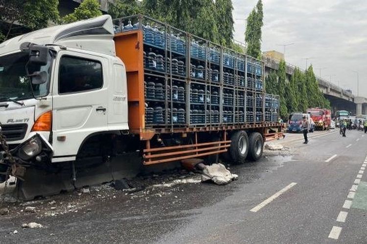 truk barang, ODOL, Kecelakaan truk, over dimension over load, truk odol, ODOL Masih Merajalela: Dosa Siapa? Sopir, Pemilik, atau Pembiaran Sistemik?