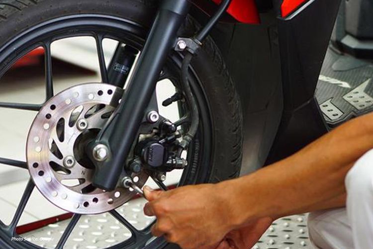 Kampas rem cepat aus, Kebiasaan buruk bikin kampas rem rusak, Kampas rem motor rusak, Kebiasaan Sepele yang Bisa Merusak Kampas Rem Motor