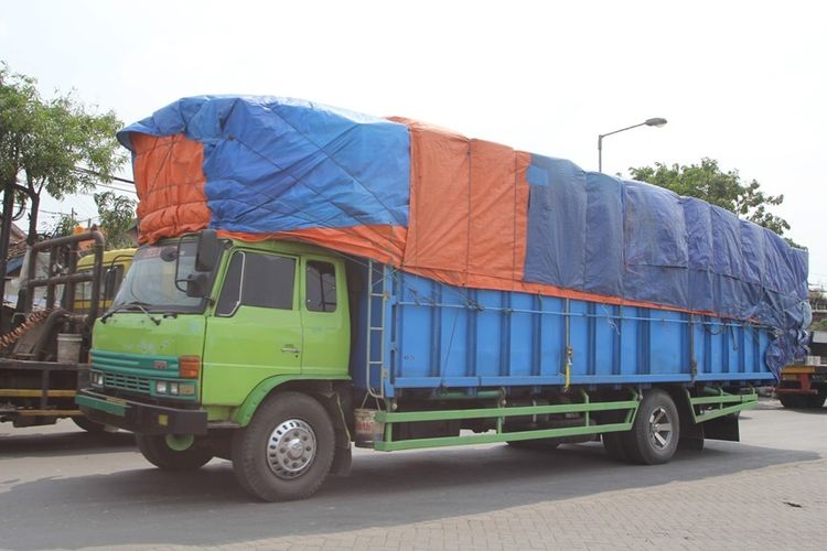 rem blong, sopir truk, ODOL, Truk ODOL, muatan berlebih, dosa sopir truk, Dosa Sopir Truk: dari Rem Blong sampai Muatan Berlebih
