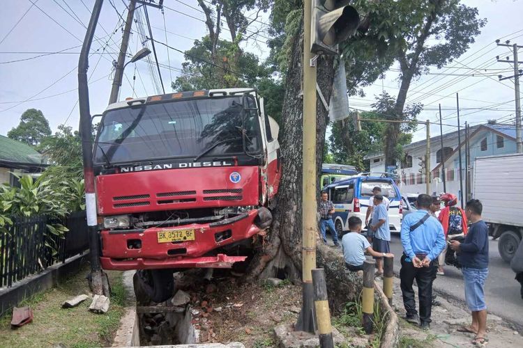 rem blong, sopir truk, ODOL, Truk ODOL, muatan berlebih, dosa sopir truk, Dosa Sopir Truk: dari Rem Blong sampai Muatan Berlebih