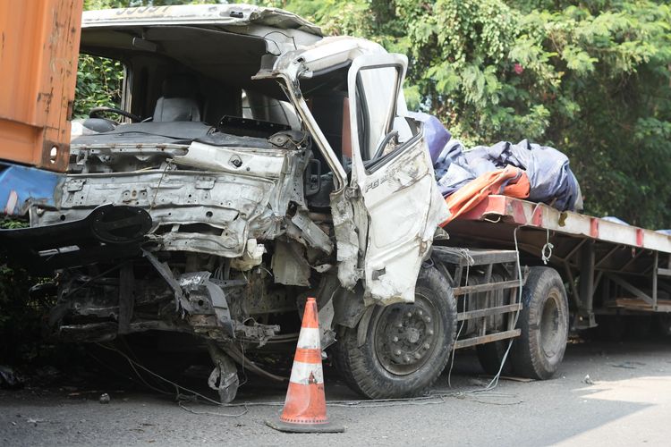 rem blong, sopir truk, ODOL, Truk ODOL, muatan berlebih, dosa sopir truk, Dosa Sopir Truk: dari Rem Blong sampai Muatan Berlebih