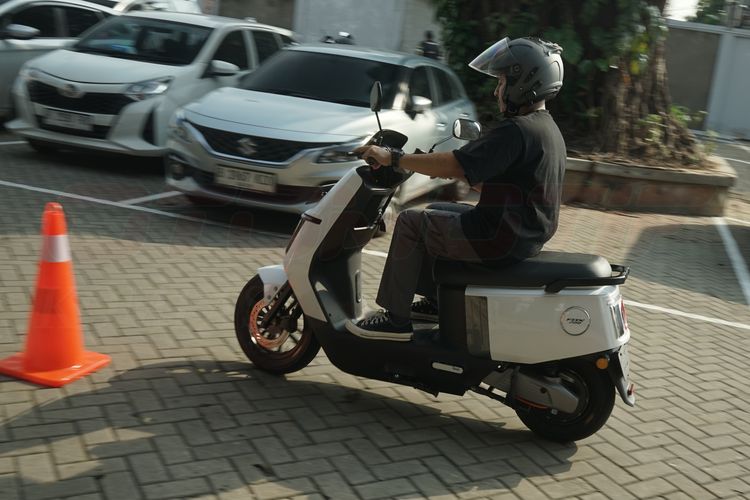 motor listrik, Test ride, motor listrik Polytron, Polytron Fox 200, Fox 200, Impresi Awal Coba Polytron Fox 200: Motor Listrik Ringkas dan Ringan