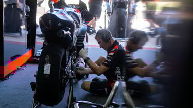 VIVA Otomotif: Kru tim Aprilia Racing menyetel motor di MotoGP Mandalika