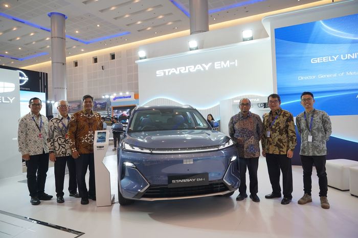 mobil hybrid, Geely, phev, GIIAS Surabaya 2025, Geely Starray EM-i, Pre-Booking Geely Starray EM-i, Ada Kompensasi Rp 2 Juta per Bulan Jika Telat Kirim