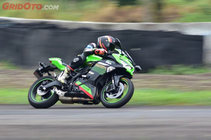 ninja 4 silinder, konsumsi bensin, Ninja ZX-25R, ZX-25R, Pakai Mesin 4 Silinder Bersuara Merdu, Seberapa Boros Bensin Ninja ZX-25?