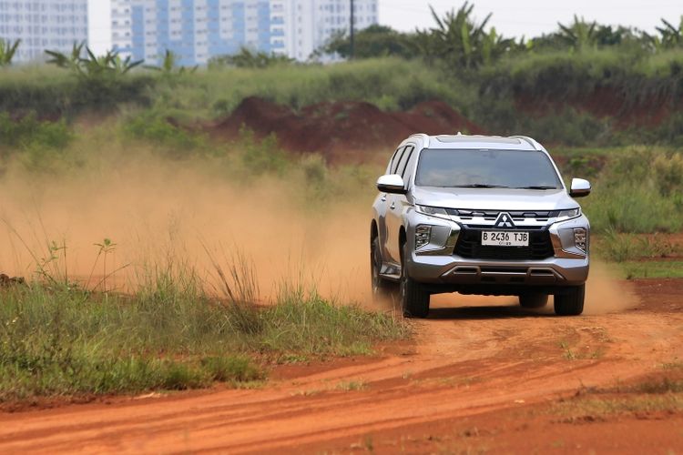 Mitsubishi Pajero Sport, GWM Tank 300 Diesel, SUV ladder-frame, performa off-road, Perbandingan GWM Tank 300 Diesel dan Pajero Sport; Adu Spesifikasi!