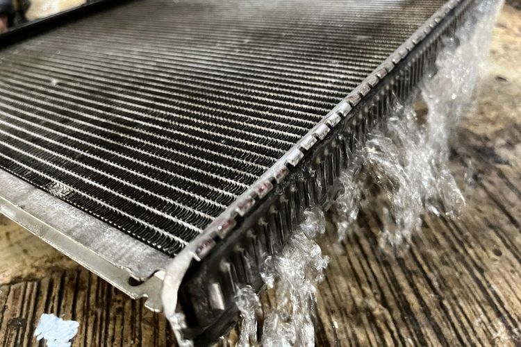 Kipas radiator, kemacetan lalu lintas, perawatan mesin, overheat mobil, Cara Mudah Cek Kipas Radiator untuk Hindari Overheat
