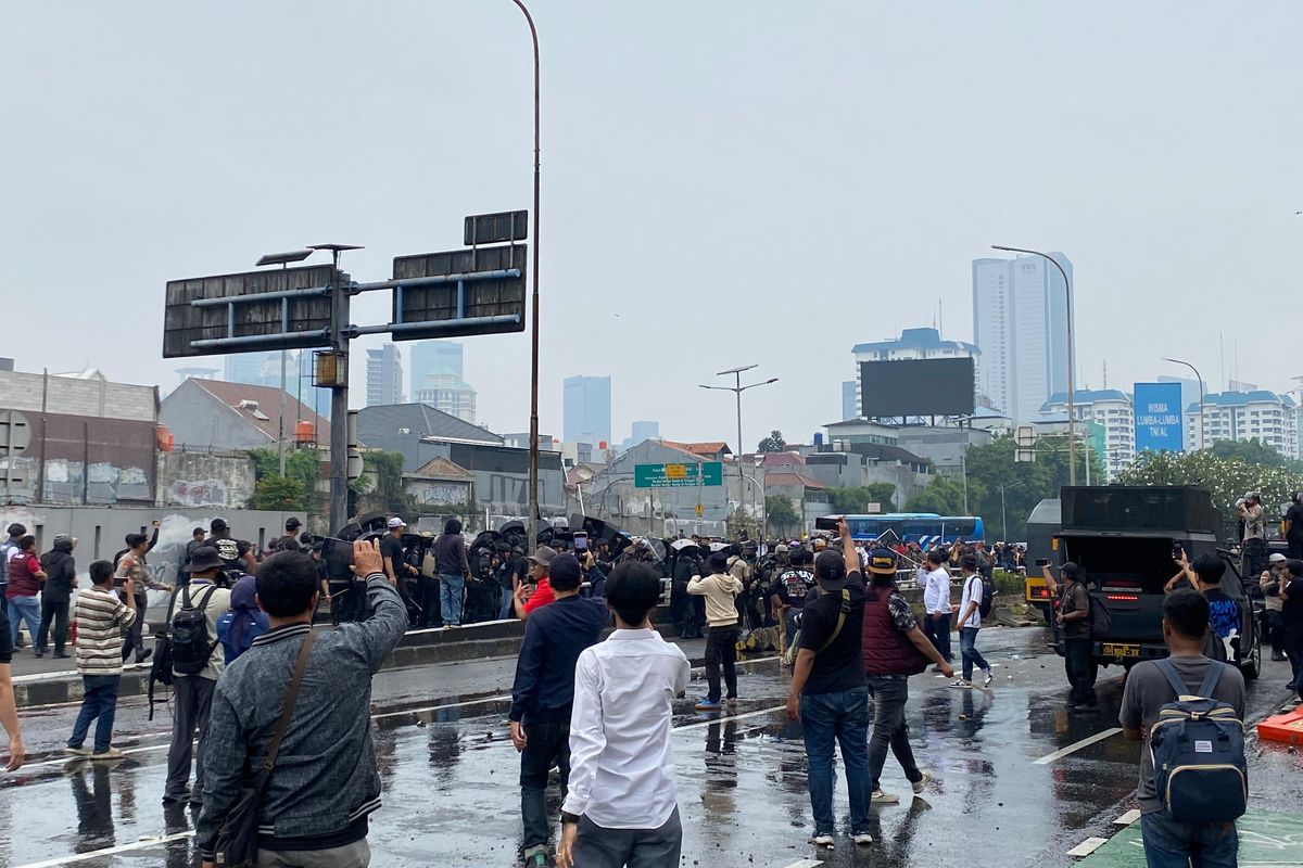 demo, demonstrasi, rute alternatif, Jalan Gatot Subroto Ditutup Imbas Demo di DPR, Ini Jalan Alternatifnya