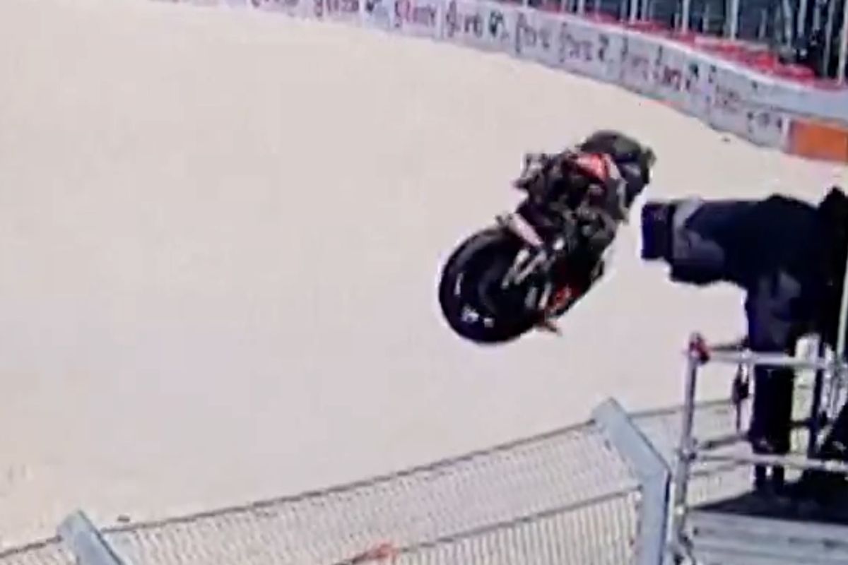MotoGP, balap motor, Pedro Acosta, MotoGP Hungaria, motogp hungaria 2025, Momen Motor Pedro Acosta Melayang, Nyaris Tabrak Kamerawan