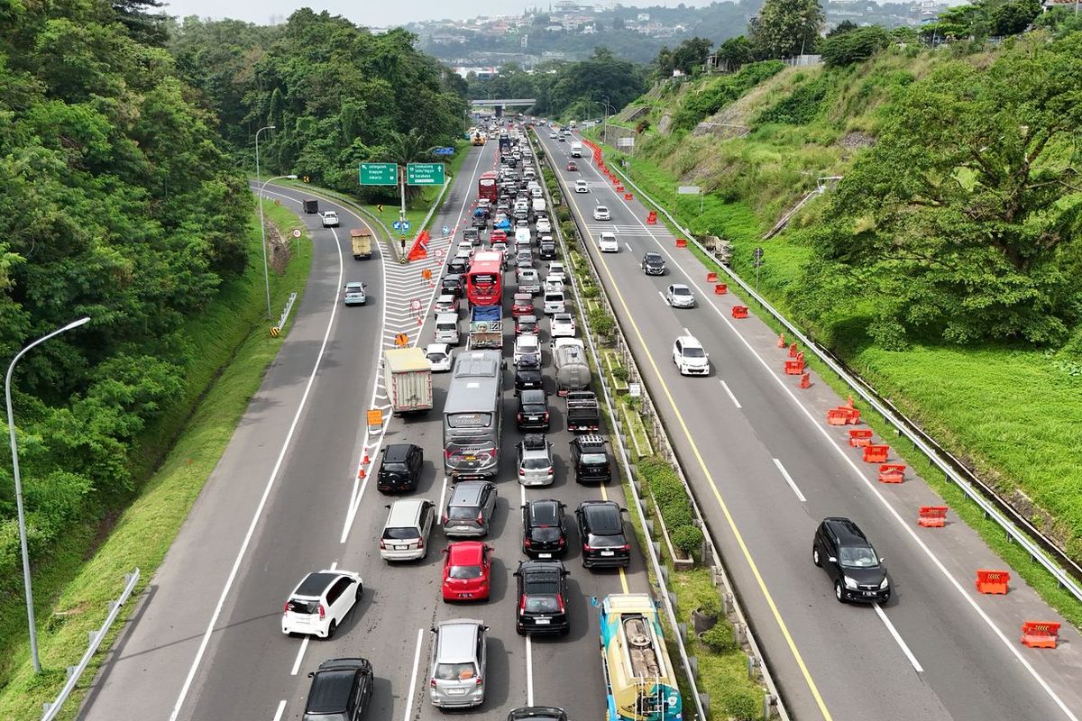 mudik, Mudik Lebaran, one way, rekayasa one way, one way nasional, mudik Lebaran 2025, One Way Nasional Mulai Berlaku Sampai GT Kalikangkung Semarang