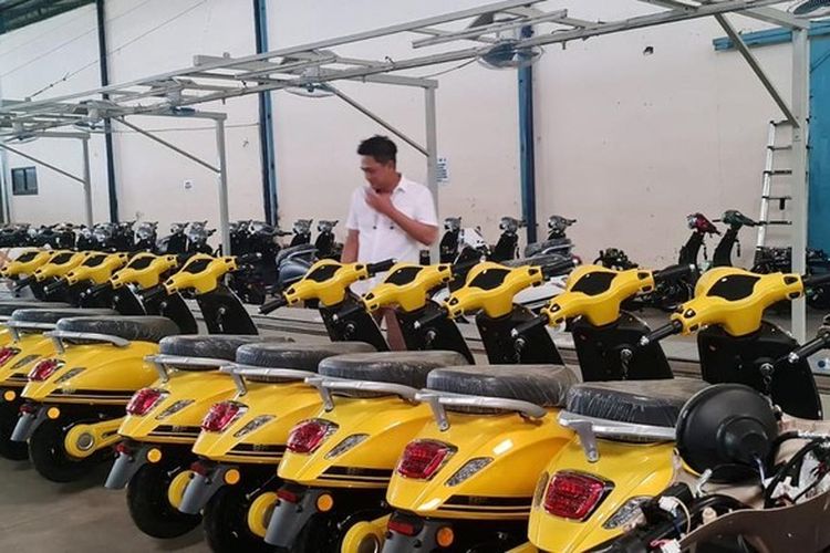 penjualan motor listrik, subsidi motor listrik, Aismoli, motor listrik subsidi, Sisapira, penjualan motor listrik di Indonesia, Penjualan Motor Listrik Hanya 11.000 Unit pada Semester I/2025