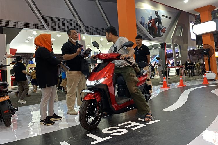 penjualan motor listrik, subsidi motor listrik, Aismoli, motor listrik subsidi, Sisapira, penjualan motor listrik di Indonesia, Penjualan Motor Listrik Hanya 11.000 Unit pada Semester I/2025