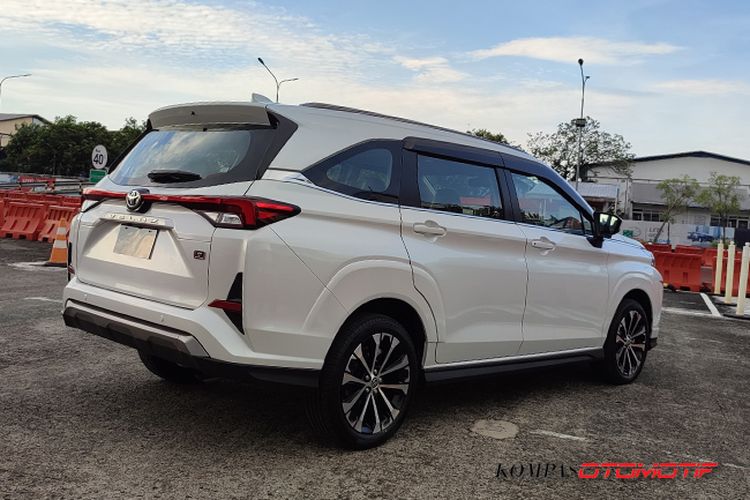 kendaraan elektrifikasi, efisiensi bahan bakar, Peluncuran di Indonesia, Toyota Veloz Hybrid, Kehadiran Toyota Veloz Hybrid: Efisiensi Bahan Bakar Menarik