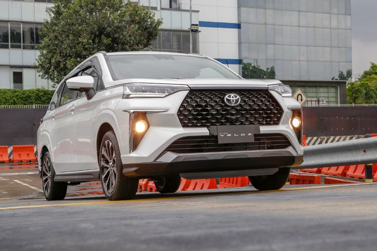 kendaraan elektrifikasi, efisiensi bahan bakar, Peluncuran di Indonesia, Toyota Veloz Hybrid, Kehadiran Toyota Veloz Hybrid: Efisiensi Bahan Bakar Menarik