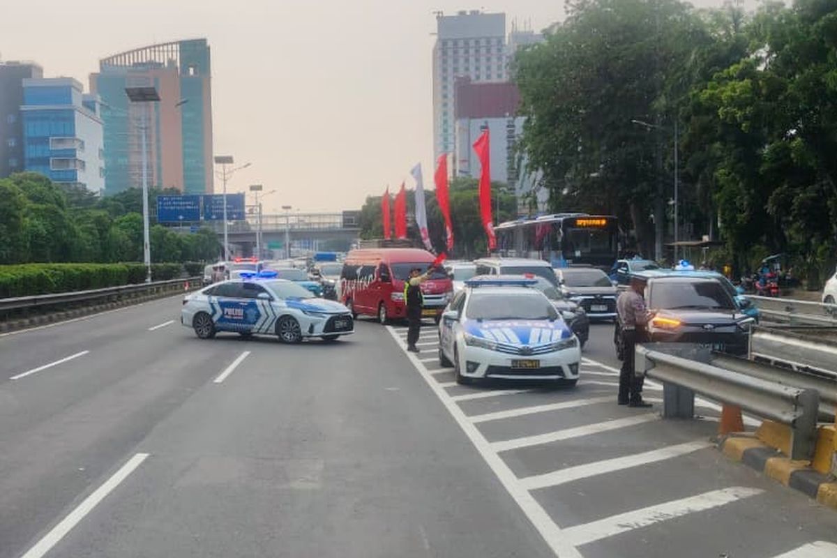 demo, DPR RI, rekayasa lalu lintas, kendaraan bermotor, jalur alternatif, demo mahasiswa ricuh di DPR, Massa Demo di DPR Masuk Jalan Tol Dalkot, Simak Jalur Alternatifnya