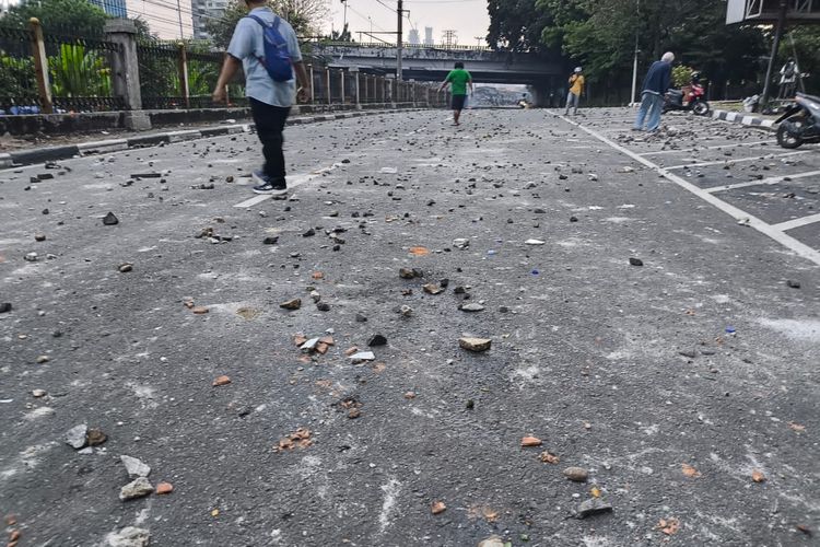 demo, Cawang, pengalihan, Tol Dalam Kota, slipi, Imbas Demo di DPR, Lalu Lintas Tol Dalam Kota Dialihkan Sementara