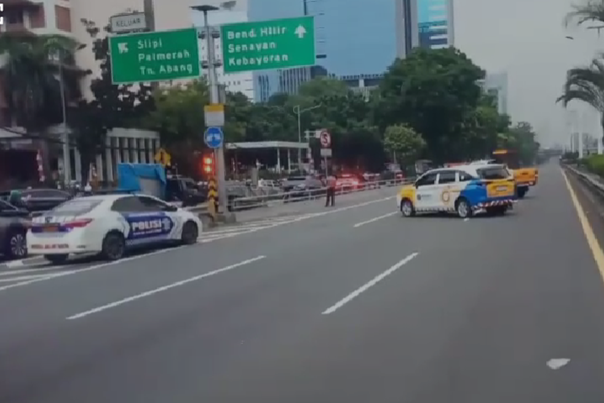 demo, Cawang, pengalihan, Tol Dalam Kota, slipi, Imbas Demo di DPR, Lalu Lintas Tol Dalam Kota Dialihkan Sementara