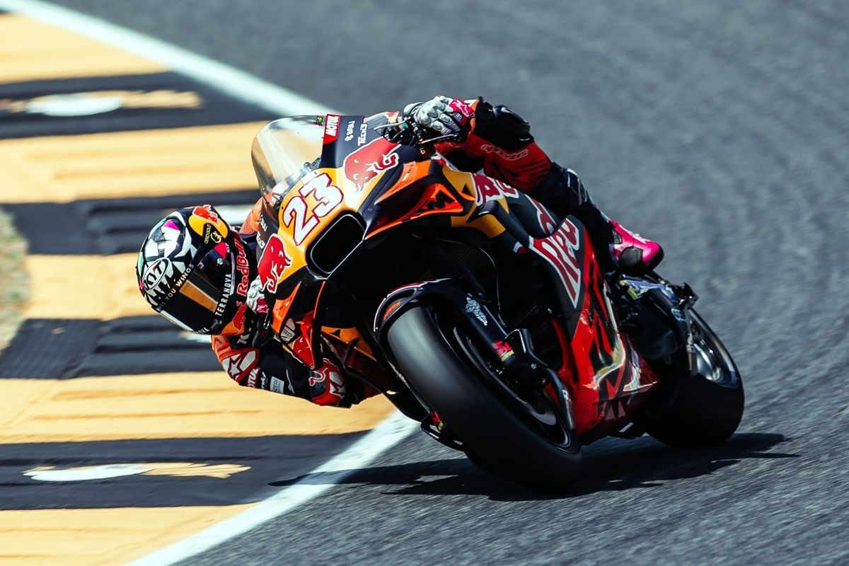 luca marini, balap motor, Enea Bastianini, Pedro Acosta, MotoGP Hungaria, Momen Enea Bastianini Hampir Tertabrak di MotoGP Hungaria 2025