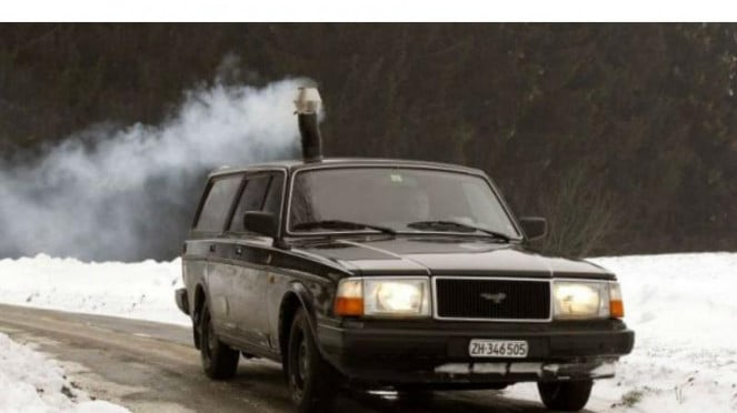 Mobil Volvo 240 tahun 1990 yang dilengkapi tungku perapian kayu bakar. Mobil Volvo 240 tahun 1990 yang dilengkapi tungku perapian kayu bakar.