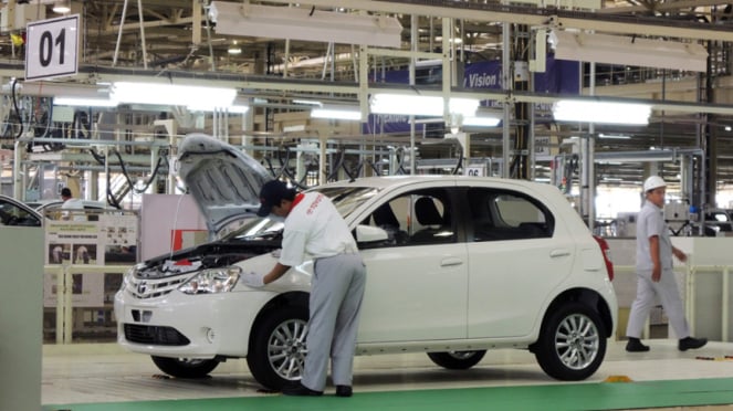 Suasana perakitan Toyota Etios di pabrik PT Toyota Motor Manufacturing Indonesia (TMMIN) di kawasan perindustrian Karawang, Jawa Barat, Jumat (15/03/2013). Suasana perakitan Toyota Etios di pabrik PT Toyota Motor Manufacturing Indonesia (TMMIN) di kawasan perindustrian Karawang, Jawa Barat, Jumat (15/03/2013).