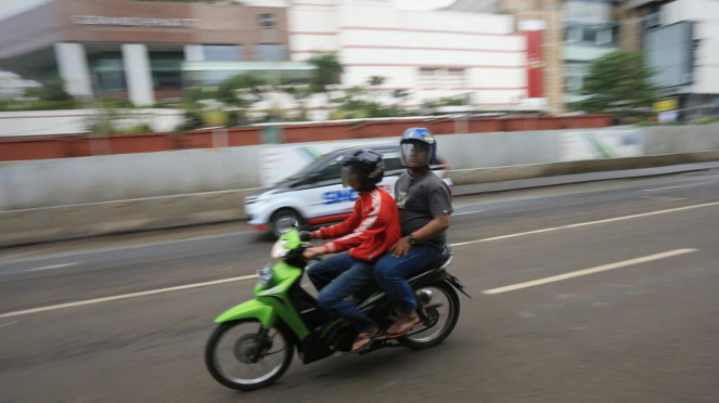 Ilustrasi pengendara motor. Ilustrasi pengendara motor.