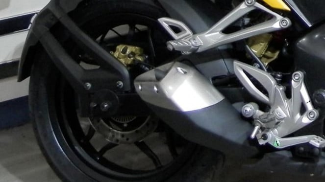 Contoh sensor ABS pada roda belakang motor. Contoh sensor ABS pada roda belakang motor.