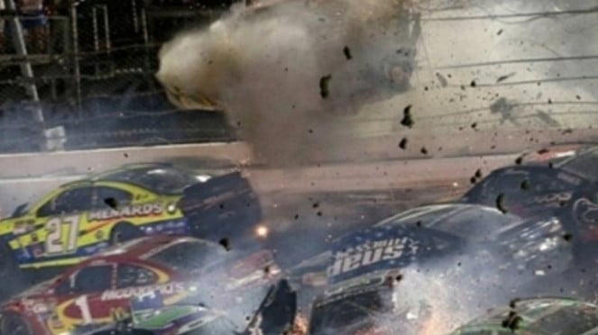 Kecelakaan mengerikan di balapan Nascar Kecelakaan mengerikan di balapan Nascar