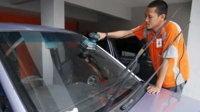 Menghilangkan goresan kaca mobil. Menghilangkan goresan kaca mobil.