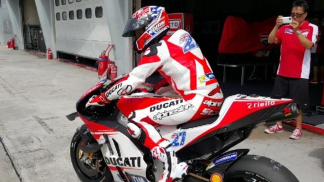 Casey Stoner saat melalukan uji coba motor Ducati di Sepang, Malaysia. Casey Stoner saat melalukan uji coba motor Ducati di Sepang, Malaysia.