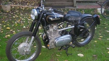 Motor Royal Enfield Taurus bermesin diesel.