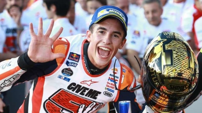 Pembalap Repsol Honda, Marc Marquez merayakan juara dunia MotoGP 2016 Pembalap Repsol Honda, Marc Marquez merayakan juara dunia MotoGP 2016