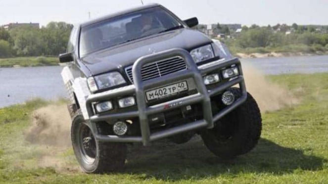 Mercedes Benz S500 disulap jadi mobil off-road. Mercedes Benz S500 disulap jadi mobil off-road.