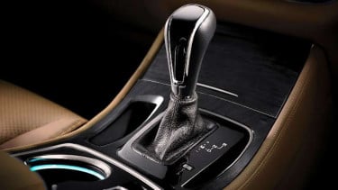 Banyak Dilakukan Tanpa Sadar, Ini Kesalahan Pengemudi Mobil Matik