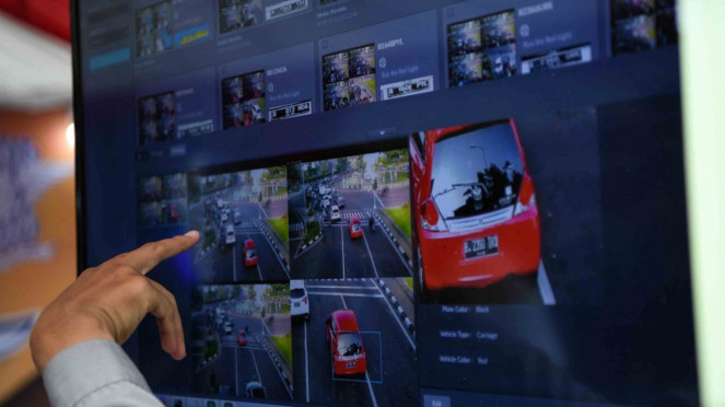 Petugas Ditlantas Polda Metro Jaya menjelaskan sistem tilang elektronik kepada warga saat Grand Launching Electronic Traffic Law Enforcement (E-TLE) di kawasan Bundaran HI, Jakarta Petugas Ditlantas Polda Metro Jaya menjelaskan sistem tilang elektronik kepada warga saat Grand Launching Electronic Traffic Law Enforcement (E-TLE) di kawasan Bundaran HI, Jakarta