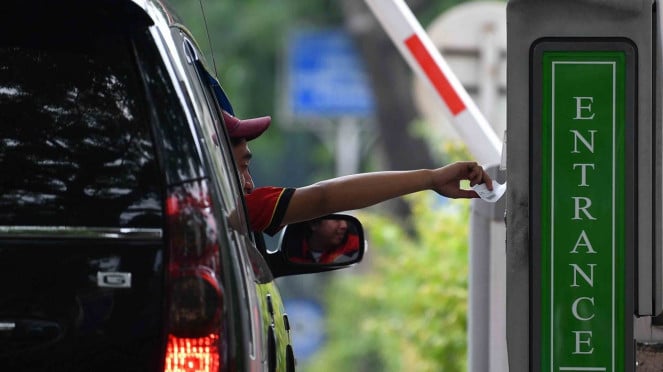 Ilustrasi pengendara mobil mengambil karcis parkir. Ilustrasi pengendara mobil mengambil karcis parkir.