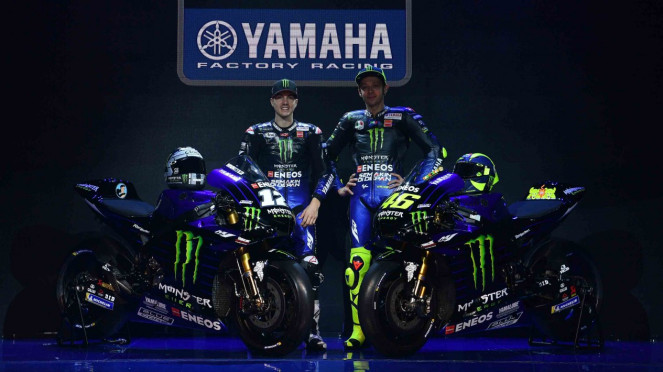 Pebalap MotoGP Valentino Rossi (kanan) dan Maverick Vinales berpose di samping motor YZR-M1 saat peluncuran Monster Energy Yamaha MotoGP Team di Jakarta, Senin, 4 Februari 2019. Pebalap MotoGP Valentino Rossi (kanan) dan Maverick Vinales berpose di samping motor YZR-M1 saat peluncuran Monster Energy Yamaha MotoGP Team di Jakarta, Senin, 4 Februari 2019.