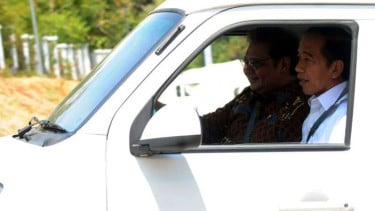 Jokowi dan Airlangga, mengendarai mobil Esemka Bima