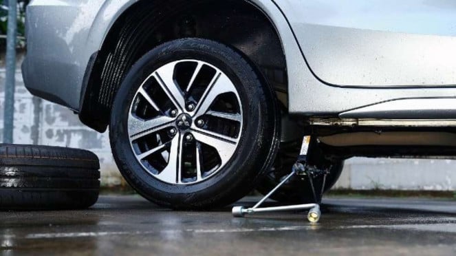 Jangan Tunggu Pecah! Kenali Waktu Tepat Ganti Ban Mobil