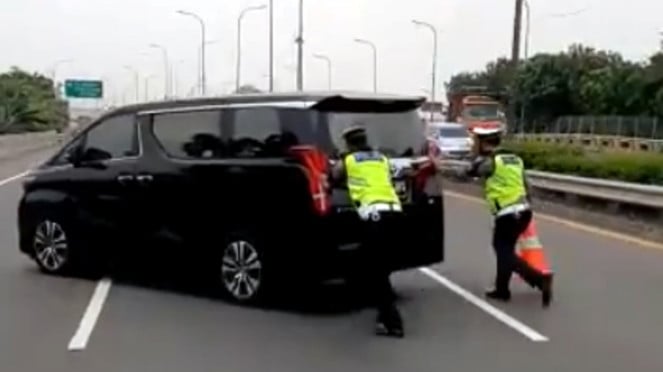 Mobil mewah Toyota Alphard mogok di jalan tol Mobil mewah Toyota Alphard mogok di jalan tol