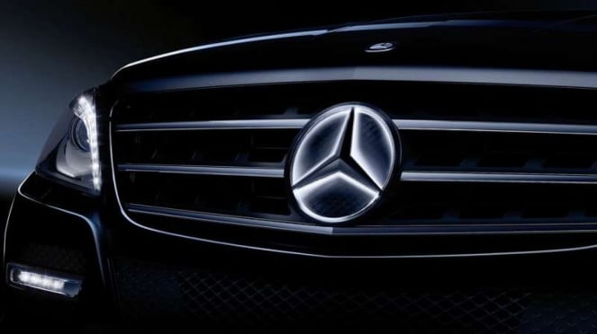 Logo Mercedes-Benz yang dilengkapi dengan lampu Logo Mercedes-Benz yang dilengkapi dengan lampu