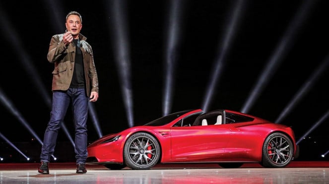 Tesla Roadster generasi baru dan Elon Musk Tesla Roadster generasi baru dan Elon Musk