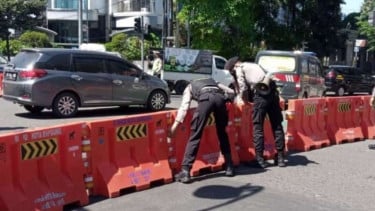 Polisi melakukan penutupan jalan raya sejak siang hari di Kota Bandung, Jawa Barat.