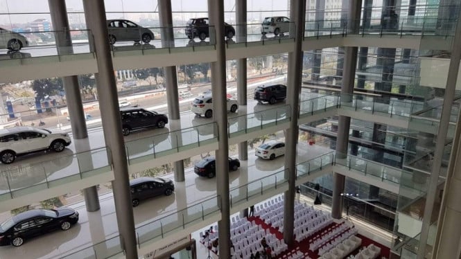 Diler Mobil Bertingkat.