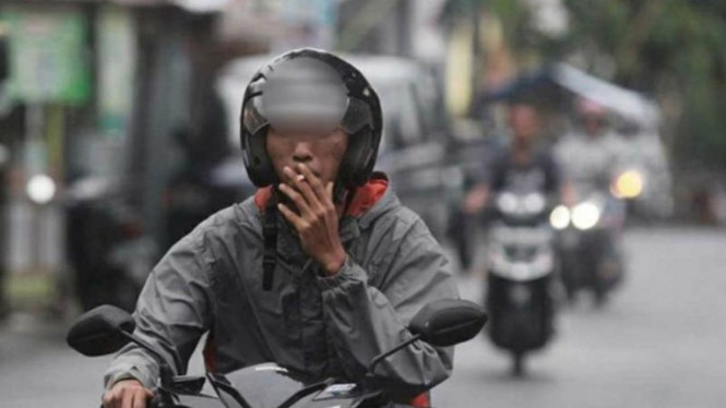 Berkendara sambil merokok.