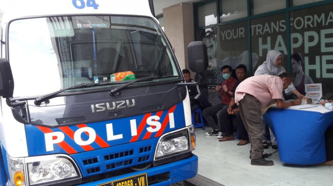 Mobil SIM Keliling. Mobil SIM Keliling.